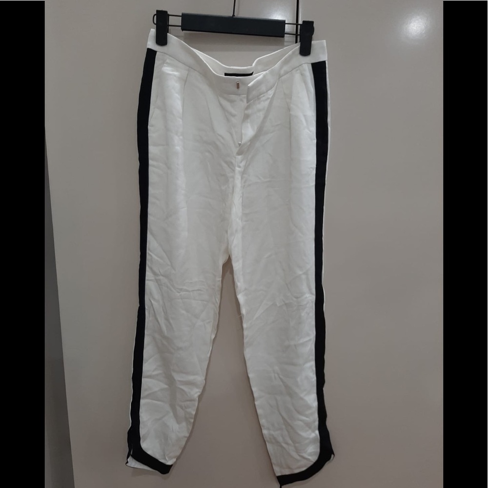 Chic white pants